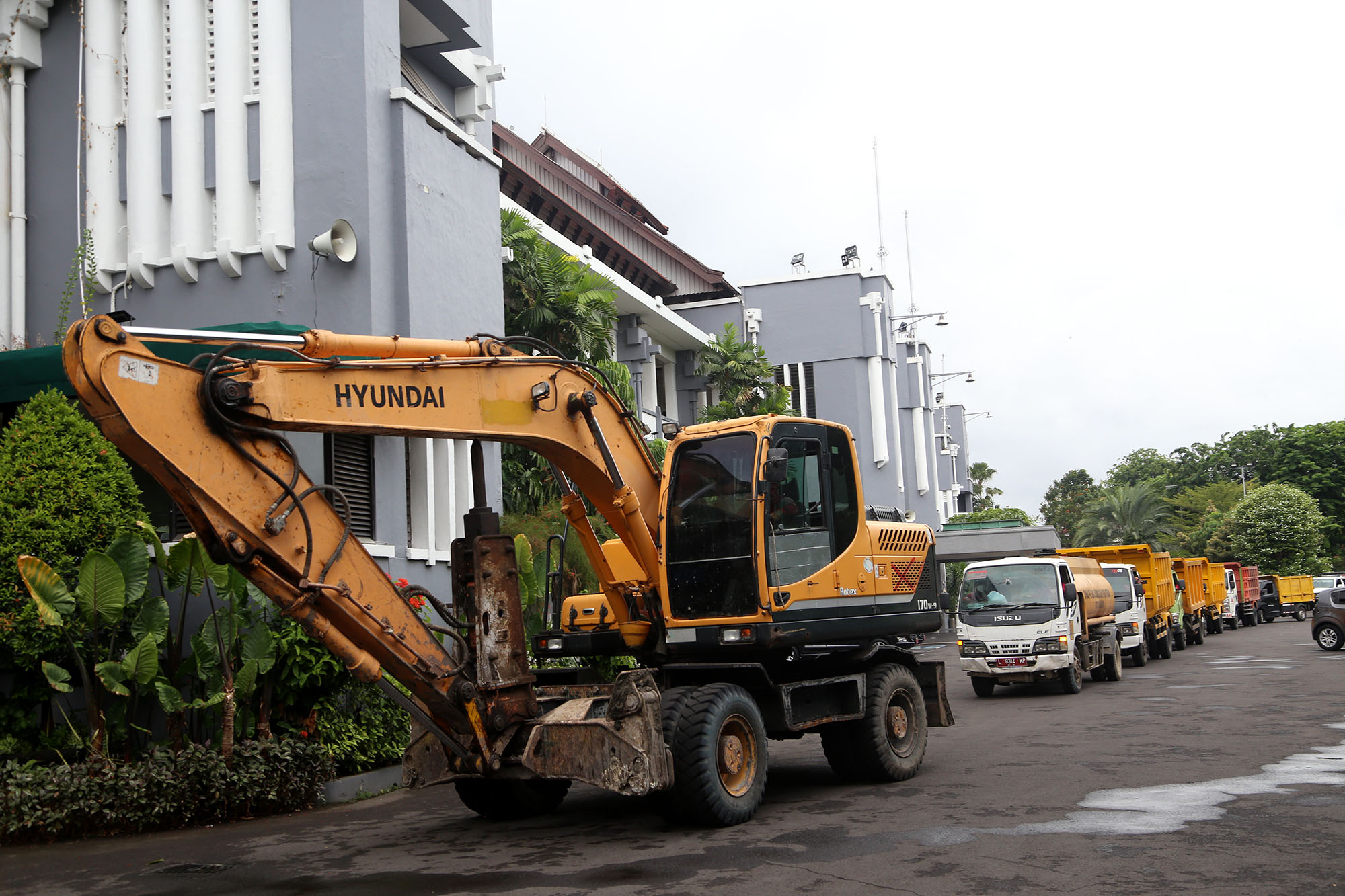 Ikut Peduli, Pemkot Surabaya Kerahkan Puluhan Personel Hingga Alat Berat dan Dump Truk ke Batu