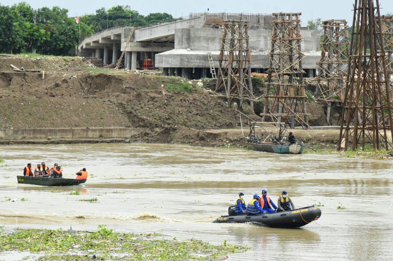 Hari Ke-5 Pencarian Korban Perahu Tengelam di Bengawan Solo, 10 Selamat, 5 Meninggal Dunia dan 4 Masih Pencarian