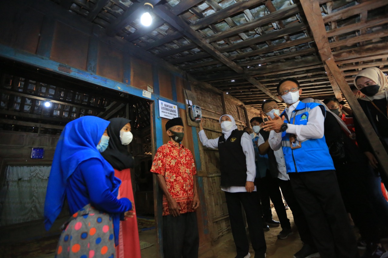 PLN dan Gubernur Jatim Sambung Listrik Pra Sejahtera di Ponorogo
