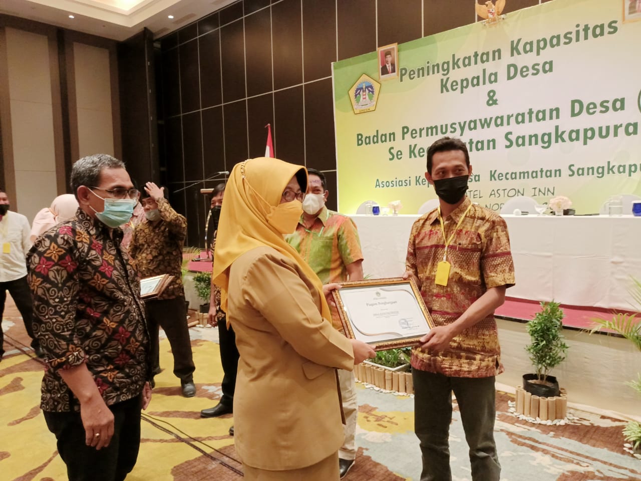 Cepat Lunasi PBB, Tiga Desa di Sangkapura Dihadiahi Emas 0,1 Gram