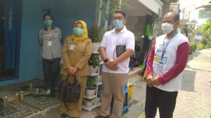 Manager GA PT Smelting Indra Junor didampingi dr Umi dari Dinkes di depan rumah Zulaikah penerima bantuan