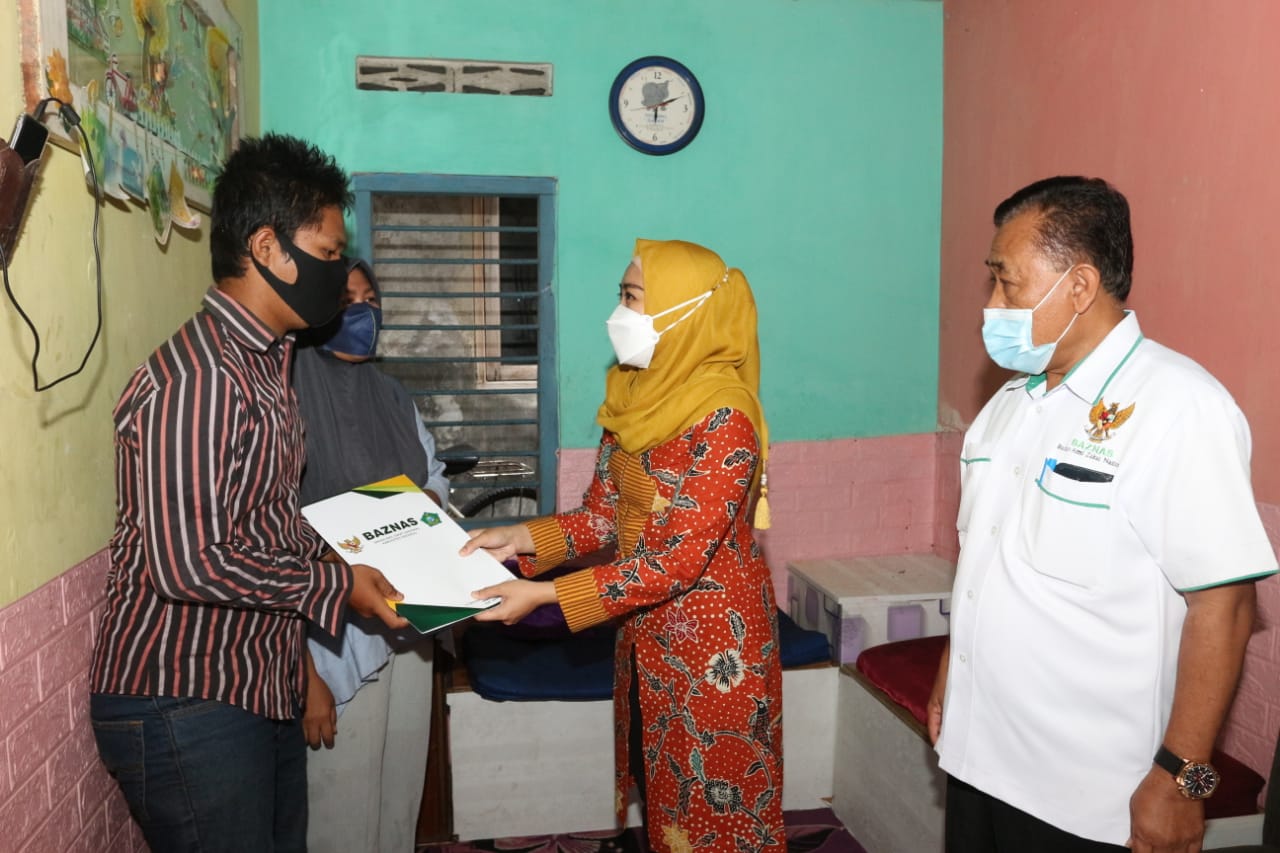 Ketua PKK Sidoarjo Beri Bantuan Pelajar yang Viral Jadi Pemulung