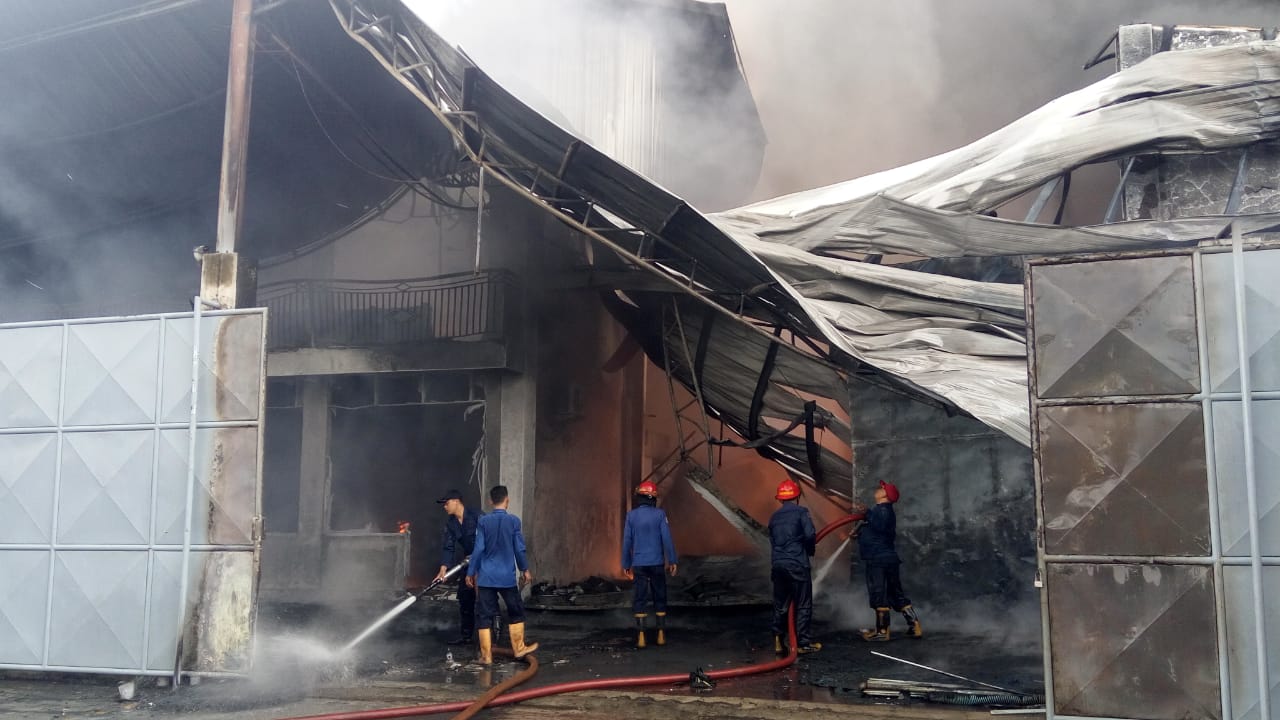 Pabrik Pallet Plastik di Tanggulangin Terbakar