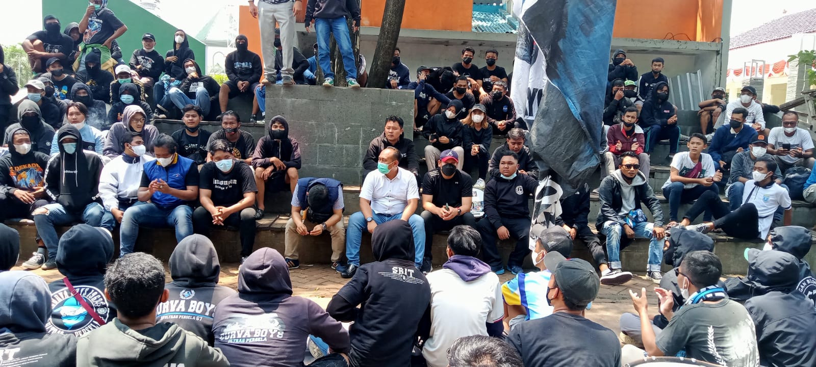 Tuntut Pembenahan Tim, Ratusan Suporter Persela Gelar Unjuk Rasa