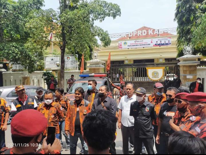 Pemuda Pancasila Gresik Luruk Kantor DPRD, Tuntut Permintaan Maaf Junimart Girsang