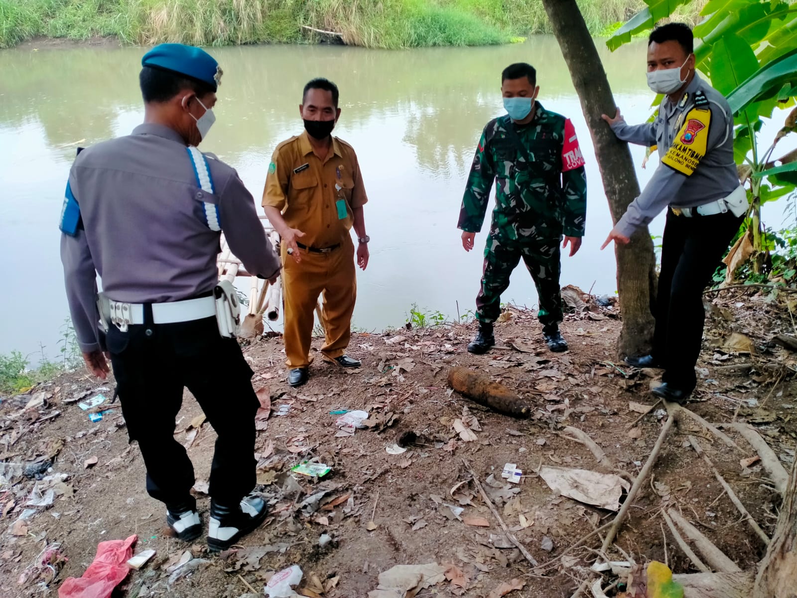 Jala Ikan, Warga Temukan Mortir di Sungai Emas Kecamatan Balongbendo Sidoarjo
