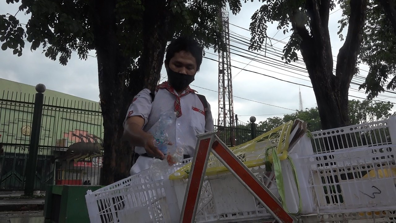 Pelajar SMK di Sidoarjo ini Nyambi Jadi Pemulung saat Berangkat dan Pulang Sekolah