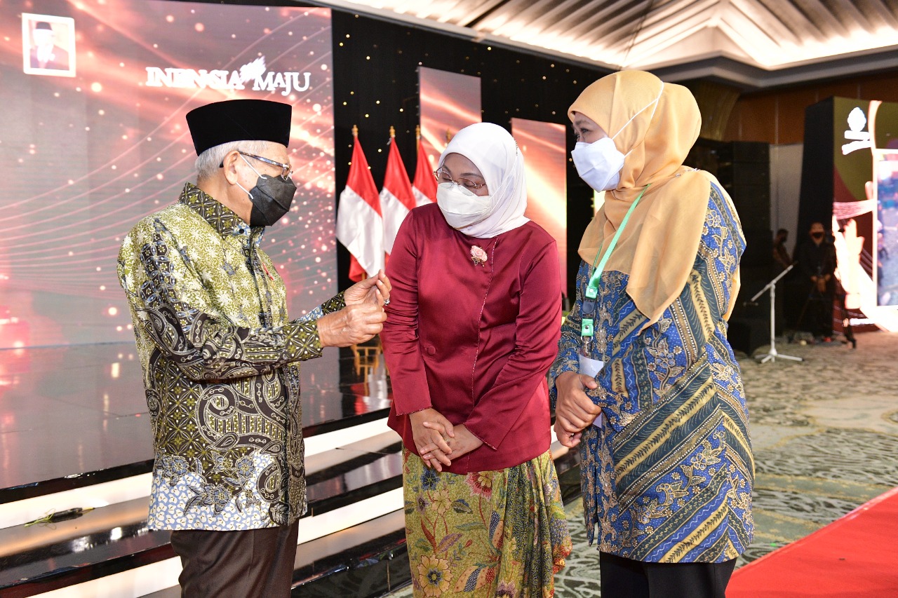 Gubernur Khofifah Raih Penghargaan Pembina Produktivitas Paramakarya Tahun 2021