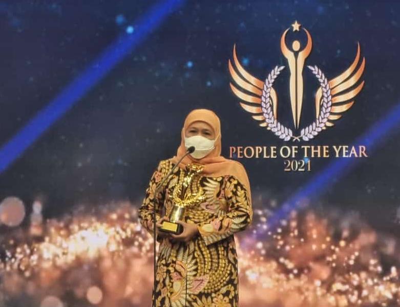 Gubernur Khofifah Raih Anugerah "People of The Year 2021" Tiga Kategori Penghargaan