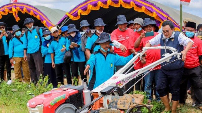 Pemkab Pamekasan Layani Bajak Sawah On Call Pakai Hand Traktor