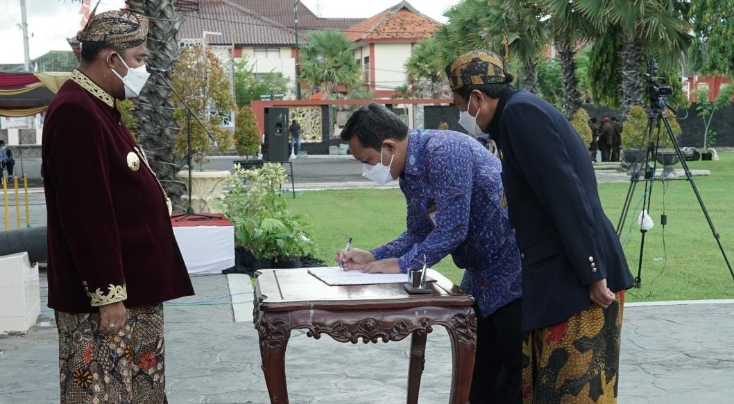 Kado Manis Warga di Kepulauan, Pemkab Sumenep Teken MoU Pengelolaan Listrik Gili Raja dengan PLN