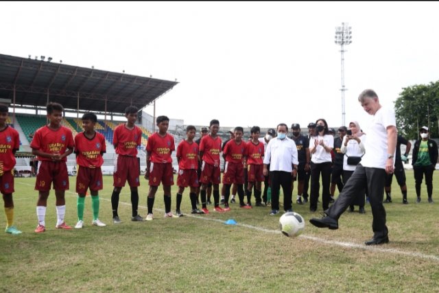 Tinjau Program Sepak Bola di Surabaya, Dubes Inggris Berharap Pemain Muda Bisa Gabung Arsenal