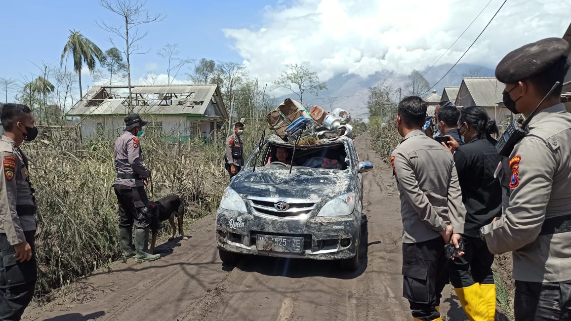 Antisipasi Penjarahan, Polisi Rutin Patroli di Permukiman Warga Terdampak Erupsi Gunung Semeru
