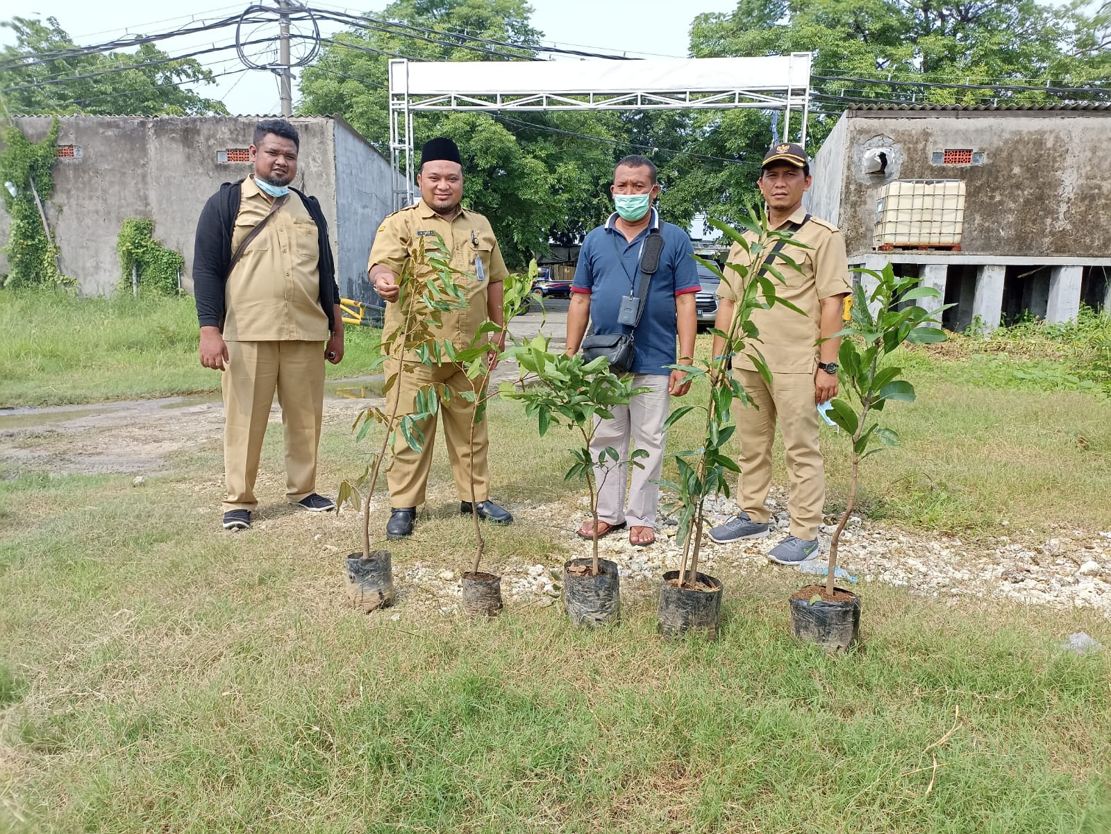 Galakkan Program Penghijauan, PT PJB Gresik Serahkan 500 Bibit Buah di Desa Wisata Manyar Sidomukti