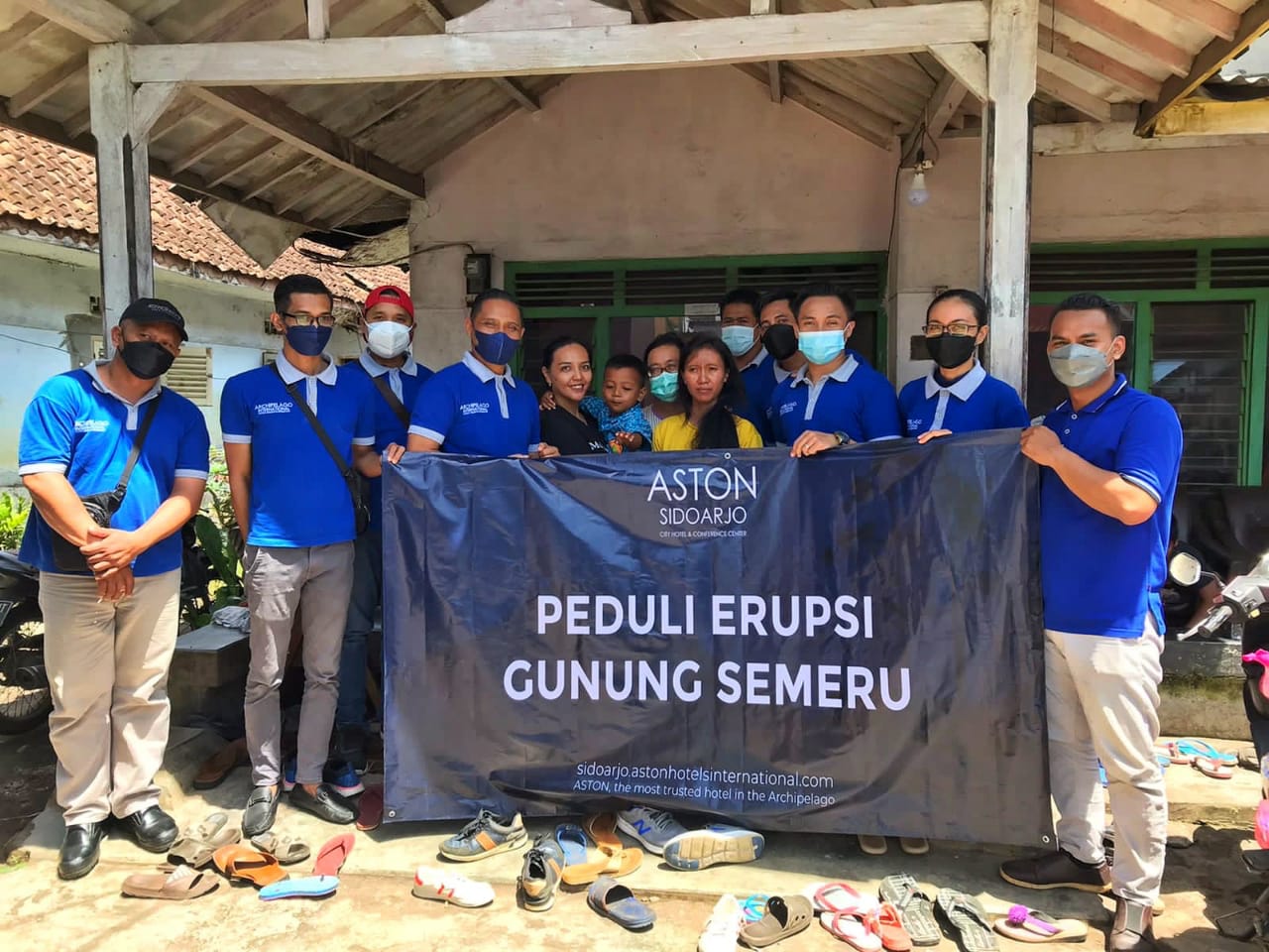 ASTON Inn Sidoarjo Salurkan Bantuan kepada Korban Erupsi Gunung Semeru