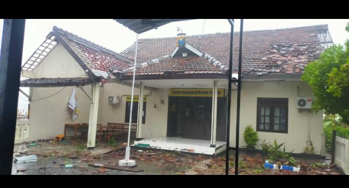 Disapu Puting Beliung, Mapolsek dan Puluhan Rumah di Madiun Porak Poranda