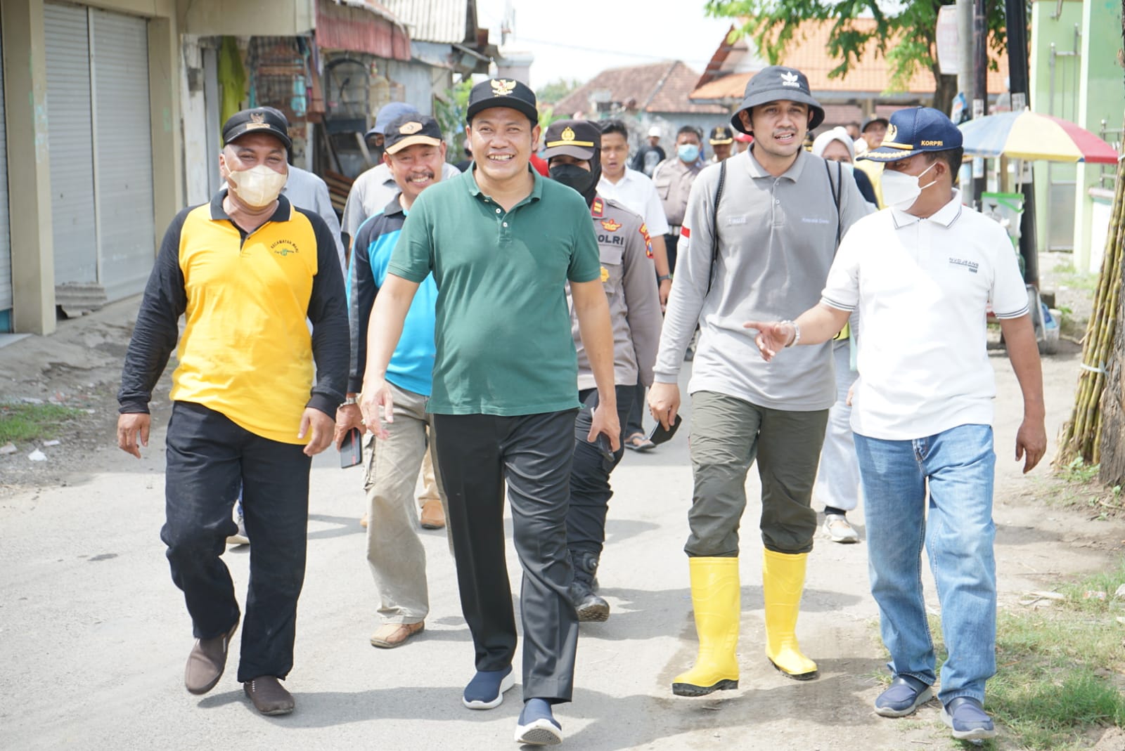 Wabup Subandi Ikut Turun Bersihkan Sungai Buntung Tambakoso Waru