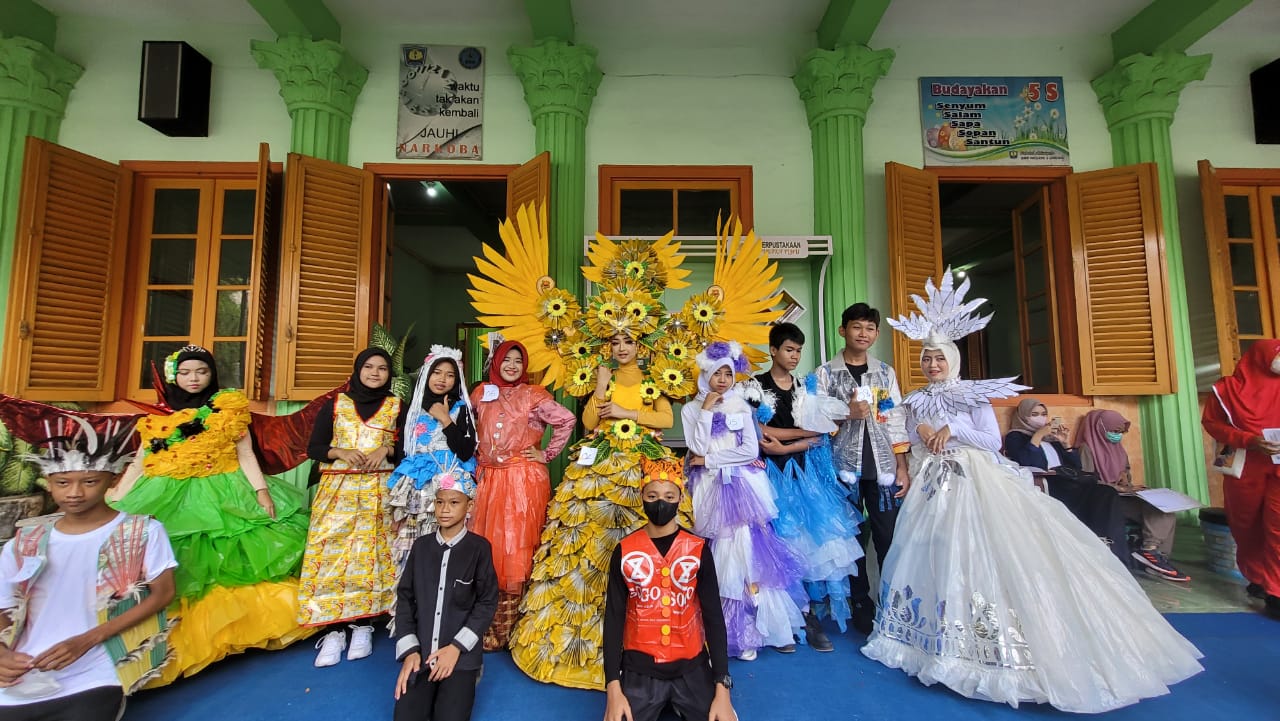 Manfaatkan Barang Bekas, Pelajar SMPN 2 Gresik Gelar Busana Fashion Show
