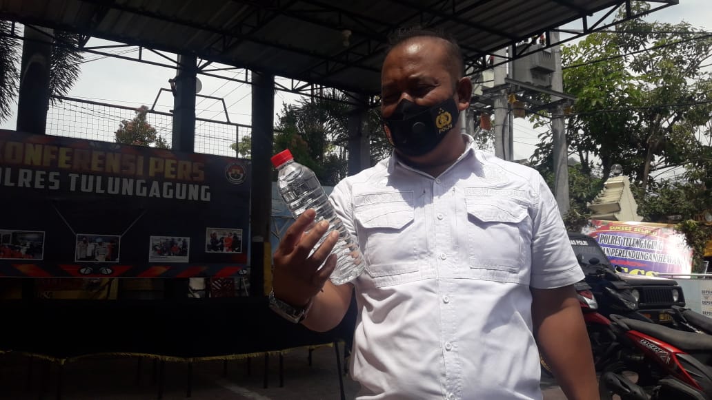Polisi Bongkar Peredaran Arak, Pasutri di Tulungagung Jadi Tersangka