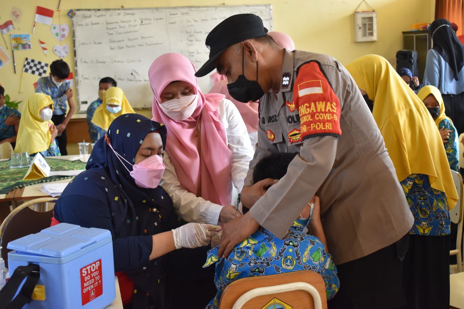 Takut Jarum Suntik, Vaksinasi Anak di UPT SDN 49 Gresik Diwarnai Tangisan