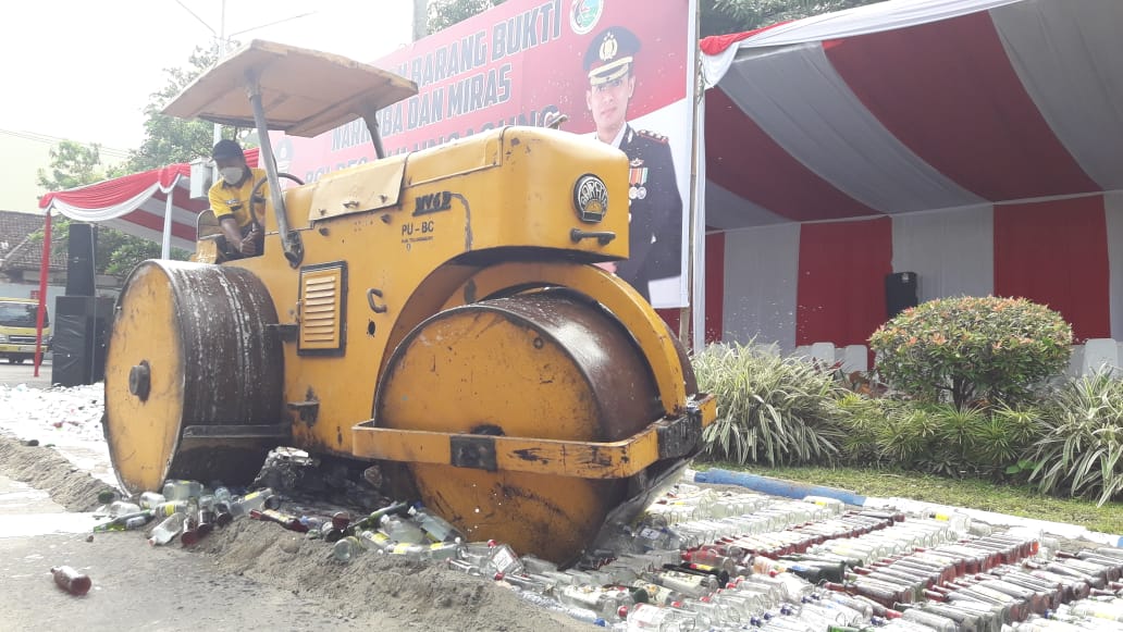 Ribuan Botol Miras dan Ratusan Knalpot Brong di Tulungagung Dimusnahkan