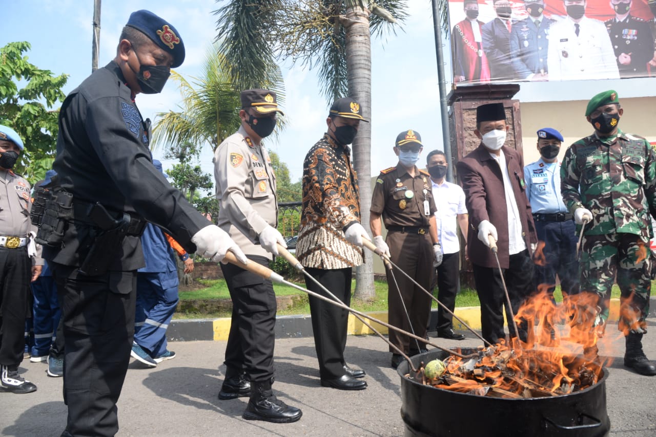 Polres Madiun Kota 'Bakar-bakar' Barang Bukti
