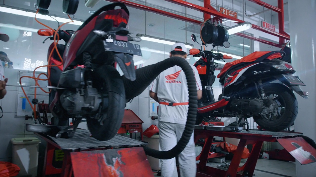 Anda Kehujanan di Jalan? 'Ngiyup' Saja ke AHASS, Pasti Dapat Jasa Gratis Cek Kondisi Motor