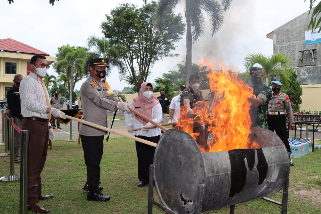 Ratusan Liter Miras dan Narkotika di Magetan Dimusnahkan