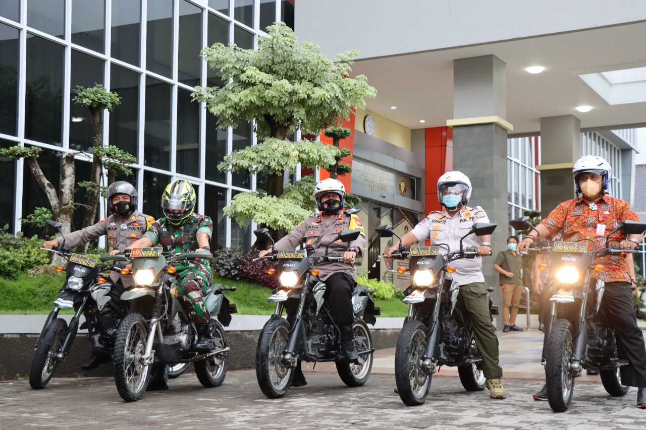 Berkeliling dengan Trail, Kapolres dan Dandim Gresik Memastikan Penutupan Empat Titik Keramaian