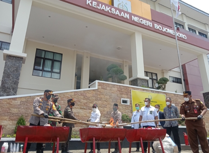 Selain Musnahkan BB, Kejari Bojonegoro Juga Lakukan Lelang Mobil