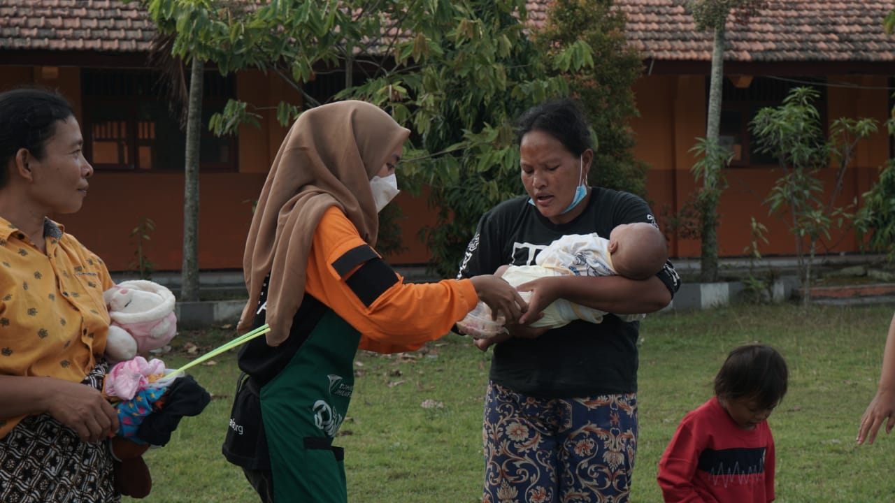 Khofifah Sebut Lansia dan Orang Dewasa di Pengungsian Butuh Layanan Psycho Social