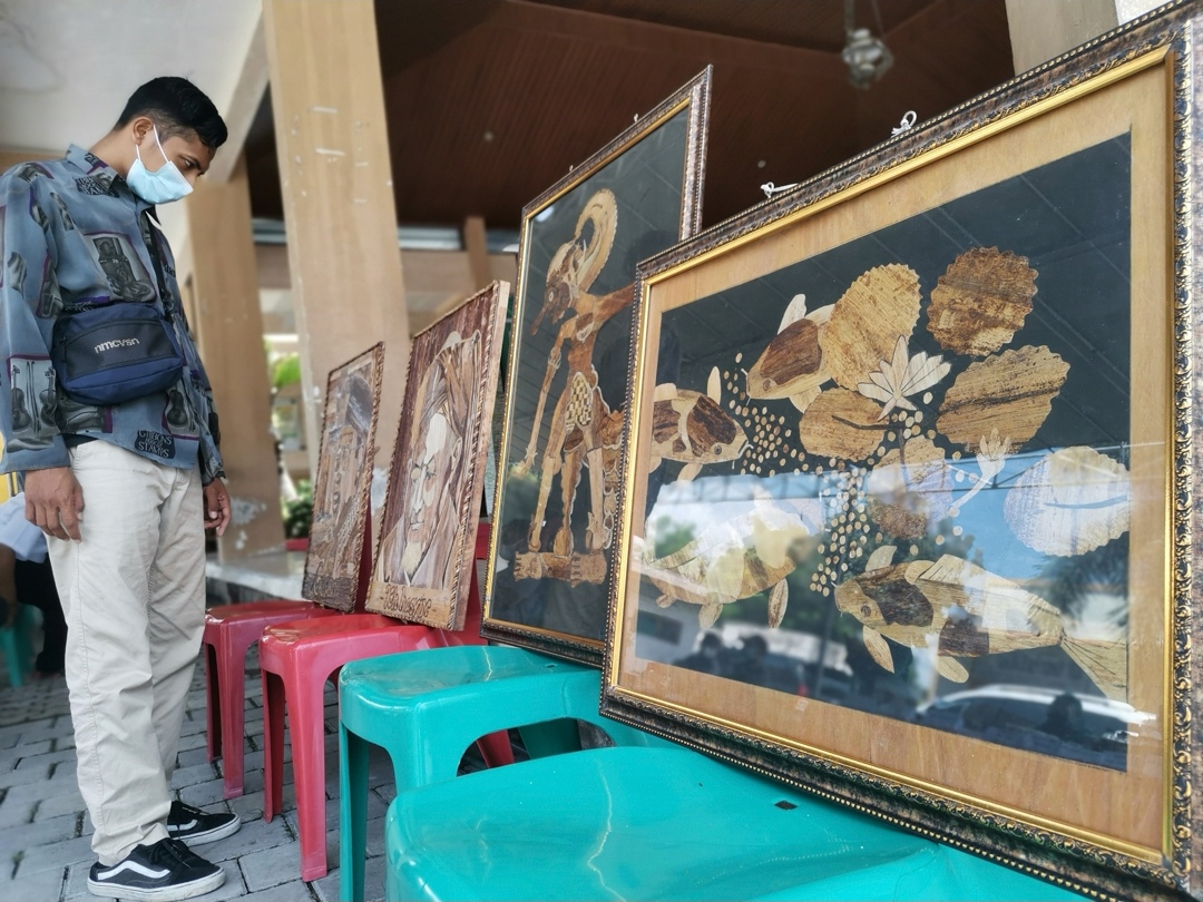 Iseng Lihat You Tube, Pria di Cerme Gambar Lukisan Dari Pelepah Pisang