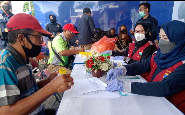 Ditresnarkoba Polda Jatim Tes Urine Kru Bus di Terminal Purabaya