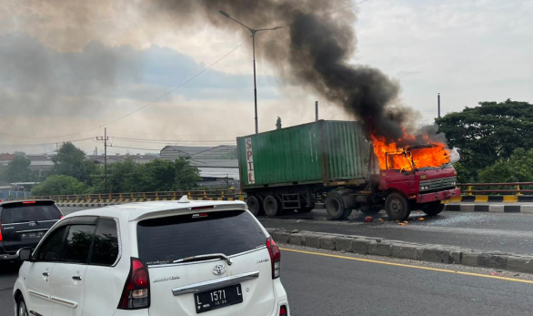 Korsleting, Trailer Muat Pakan Ternak Terbakar di Jalan Raya Trosobo Sidoarjo