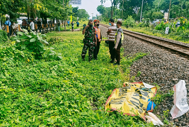 Wanita Bercelana Doreng Tewas Tertabrak Kereta Api di Waru Sidoarjo