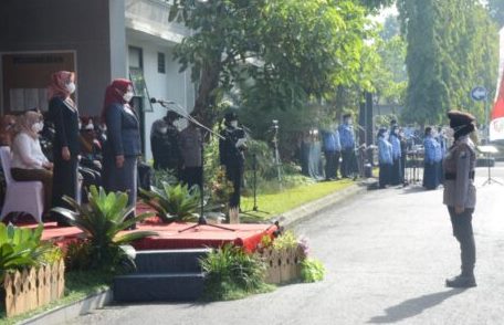 Bupati Jombang Pimpinan Peringatan Hari Ibu Dengan Seluruh Petugas Upacara Perempuan