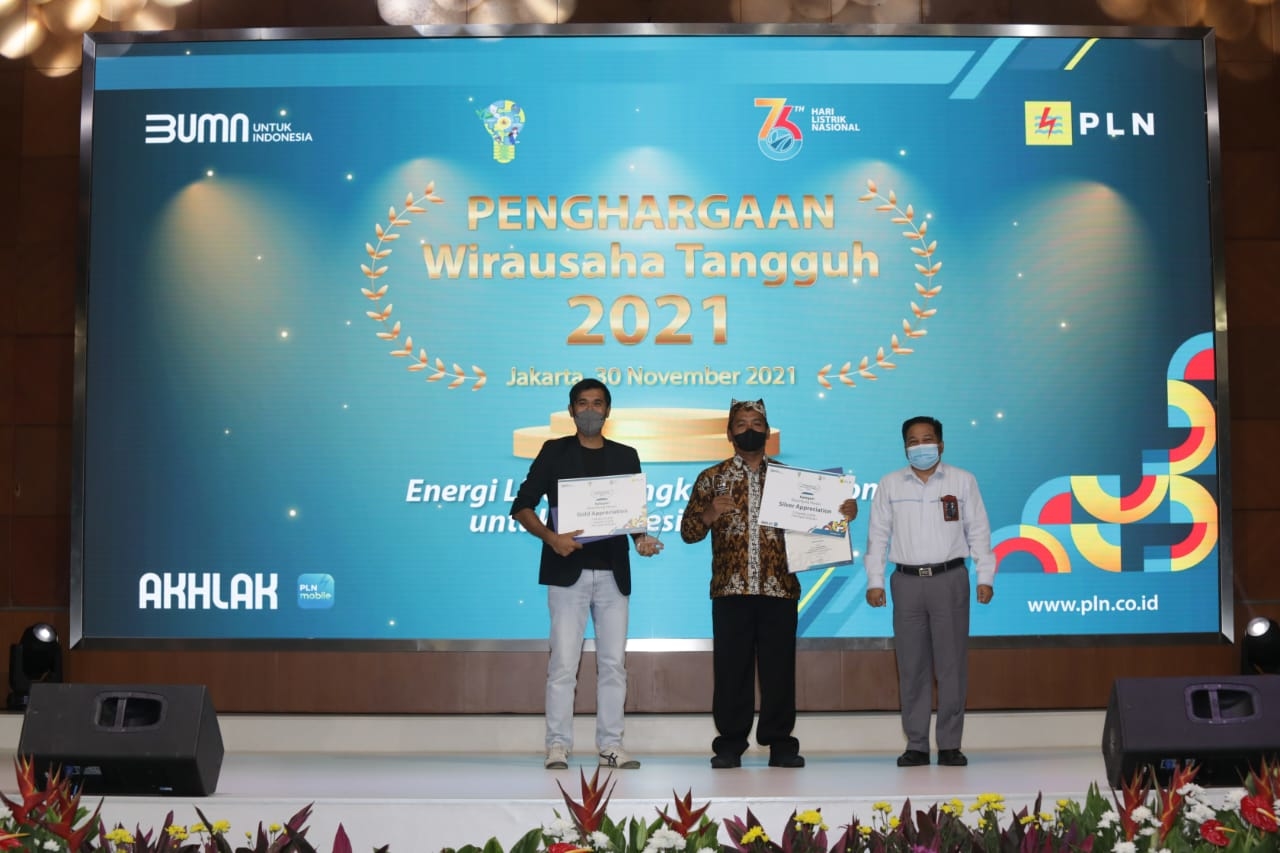 Petambak Udang Gresik Raih Penghargaan Wirausaha Bahari Tangguh dari PLN