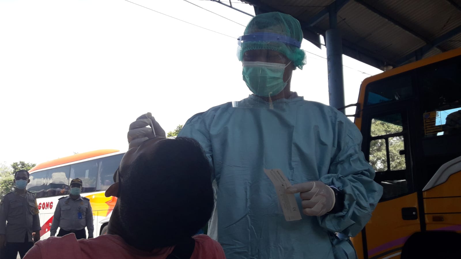 Antisipasi Omicron, Penumpang Bus di Terminal Gayatri Tulungagung Jalani Rapid dan Vaksin Gratis