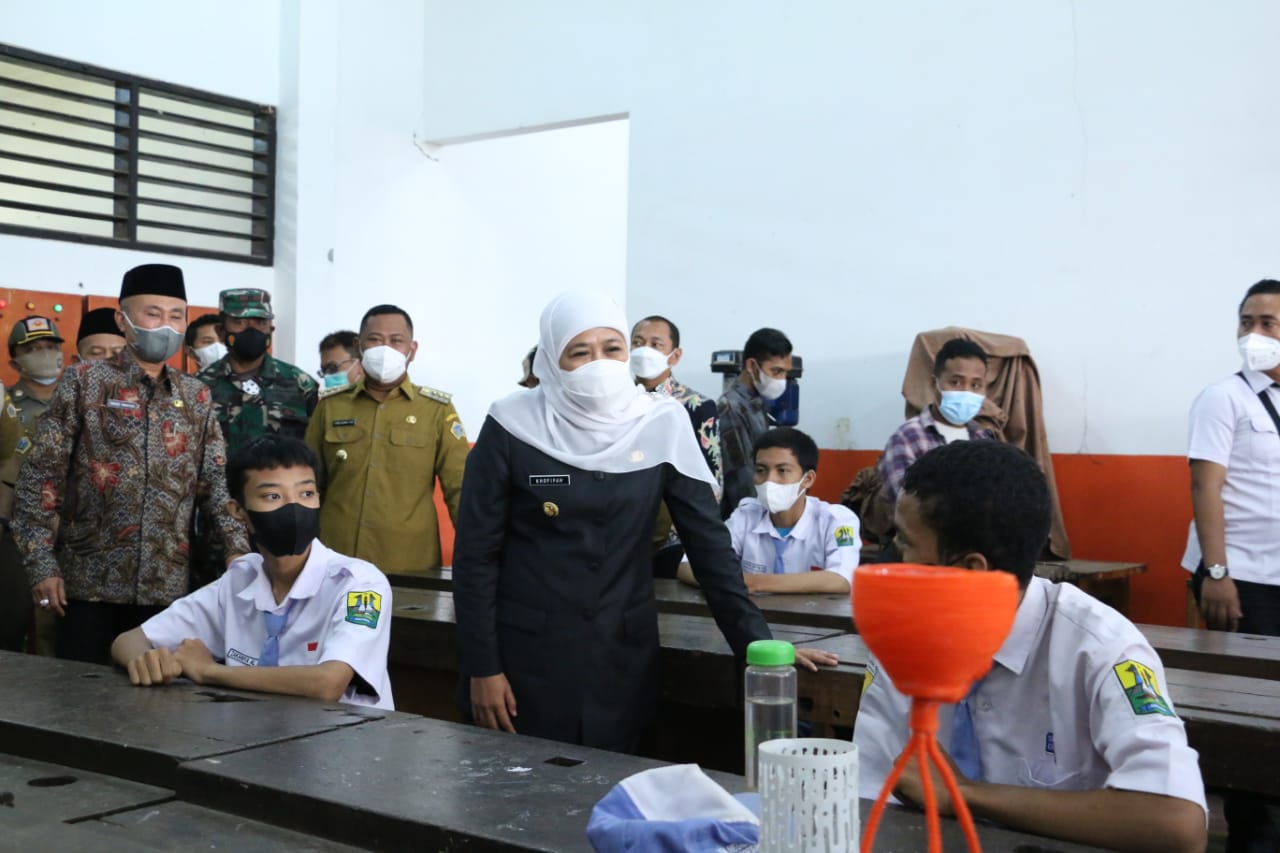 Gubernur Khofifah Tinjau PTM SMA di Cerme Gresik