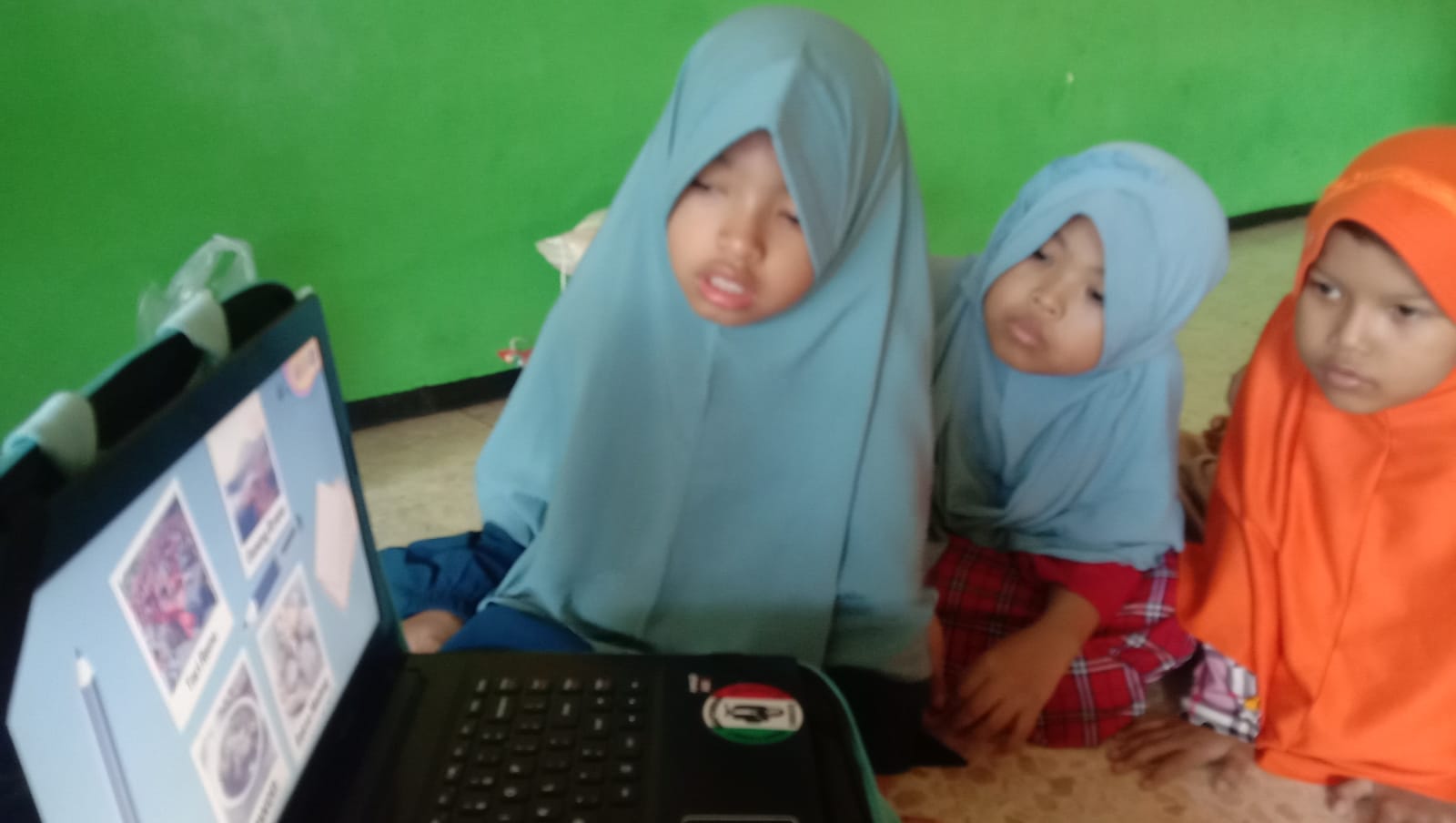 Dampingi Anak di Yayasan Yatim Piatu Dhuafa, Mahasiswa KKN Untag Lakukan Strategi Ini