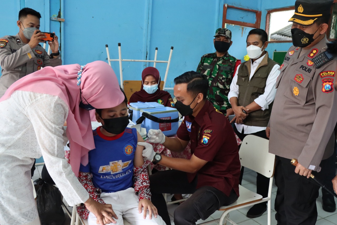 Kebut Vaksinasi Anak, Polres Gresik Gelar Vaksinasi Merdeka Sekolah