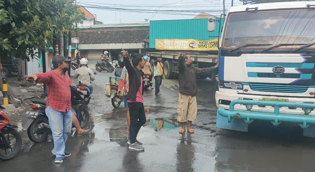 Protes Jalan Rusak, Warga Gresik Stop Truk Pelanggar Jam Operasional