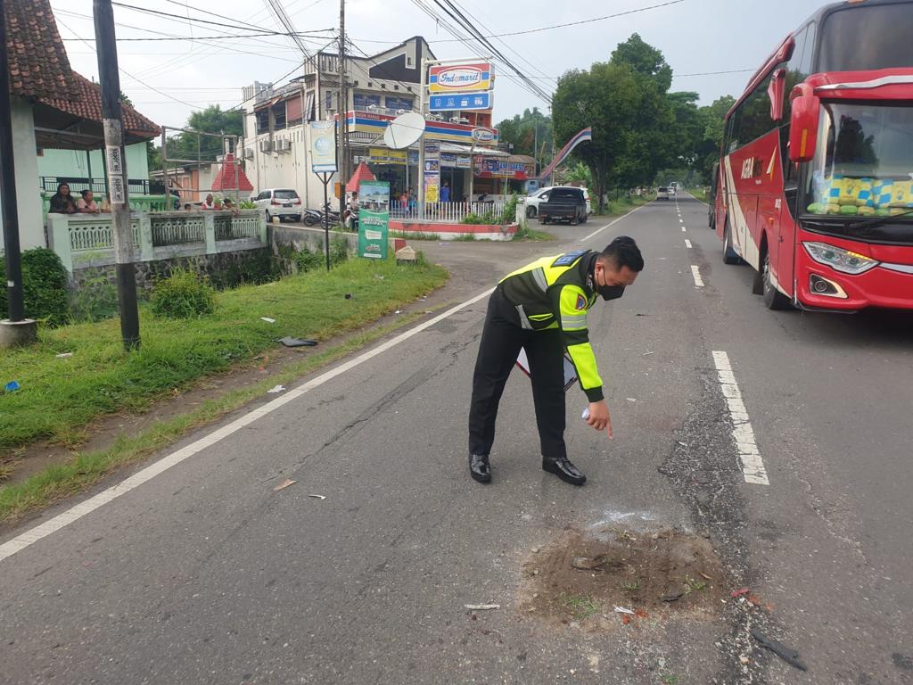 Pengendara Motor Matic di Ponorogo Tewas Ditabrak Mobil Pikap