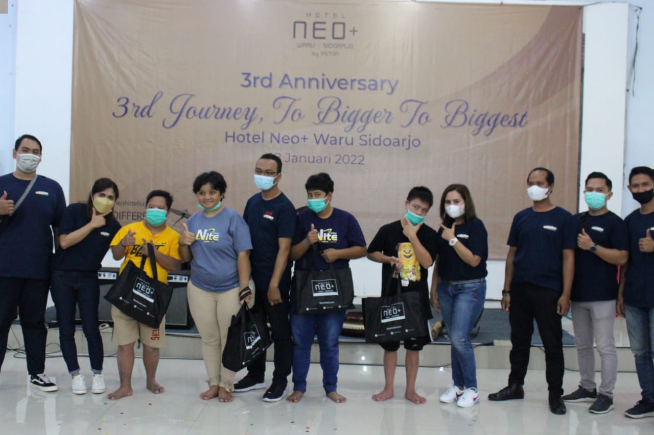 Rayakan Ulang Tahun Ketiga, Hotel Neo+ Waru Masak Bareng Anak Difabel Liponsos Kalijudan Surabaya
