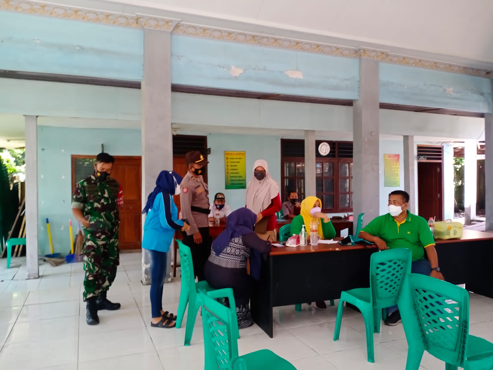 Percepat Vaksinasi, TNI-Polri di Lamongan Bantu Pendampingan dan Sosialisasi ke Warga