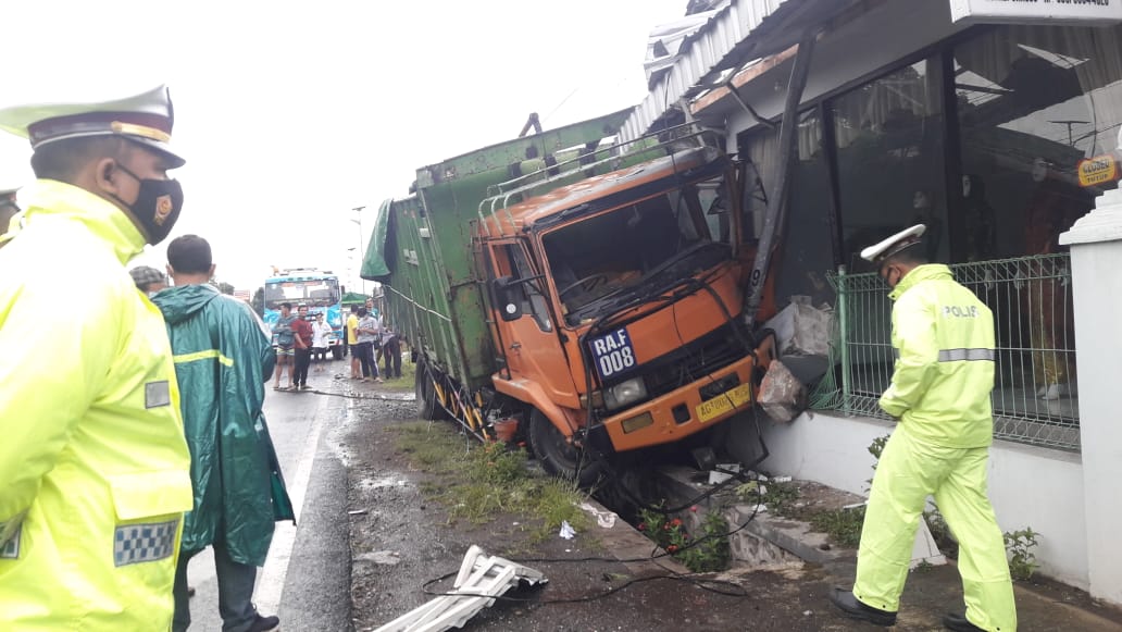 Oleng, Truk Muatan Cat Tabrak Dua Rumah di Tulungagung