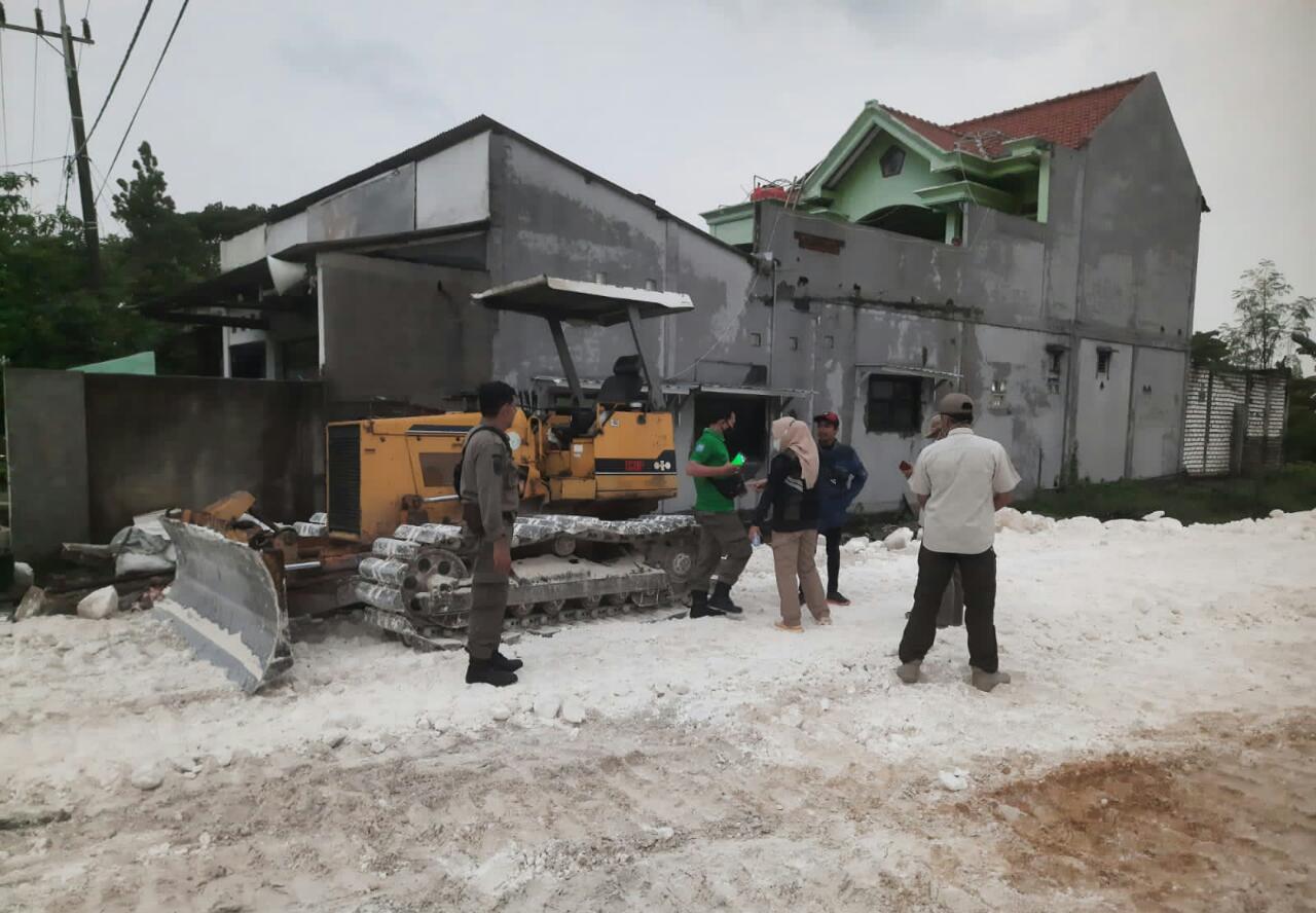 Tidak Ada IMB, Satpol PP Gresik Hentikan Pengurukan Rumah di Sidayu