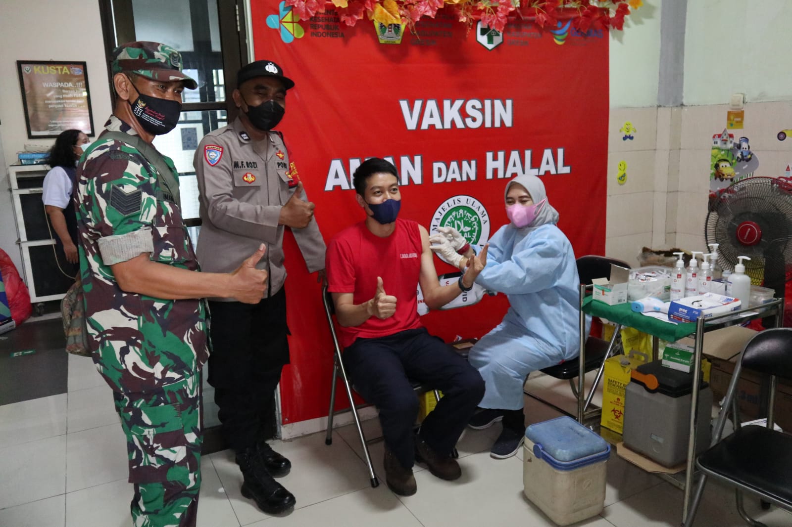 Belasan Pekerja Ekspatriat Asal Thailand Ikut Vaksinasi Booster di Puskesmas Manyar