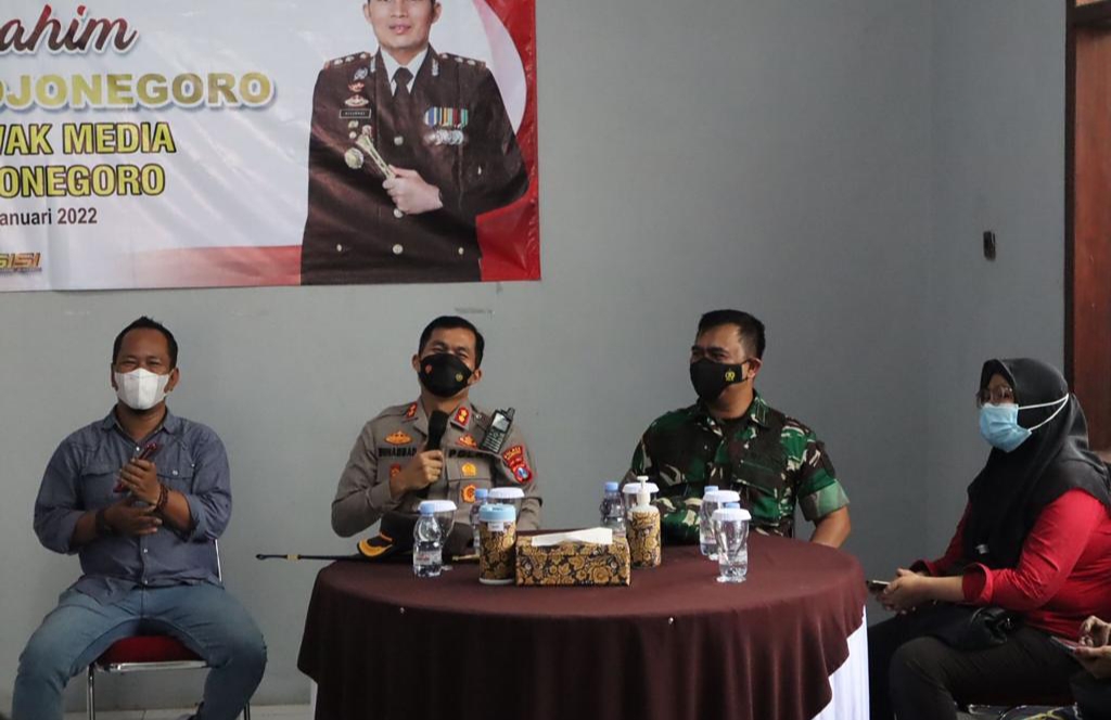 Jaga Kamtibmas, Dandim dan Kapolres Bojonegoro yang Baru Cangkruk Bareng Wartawan