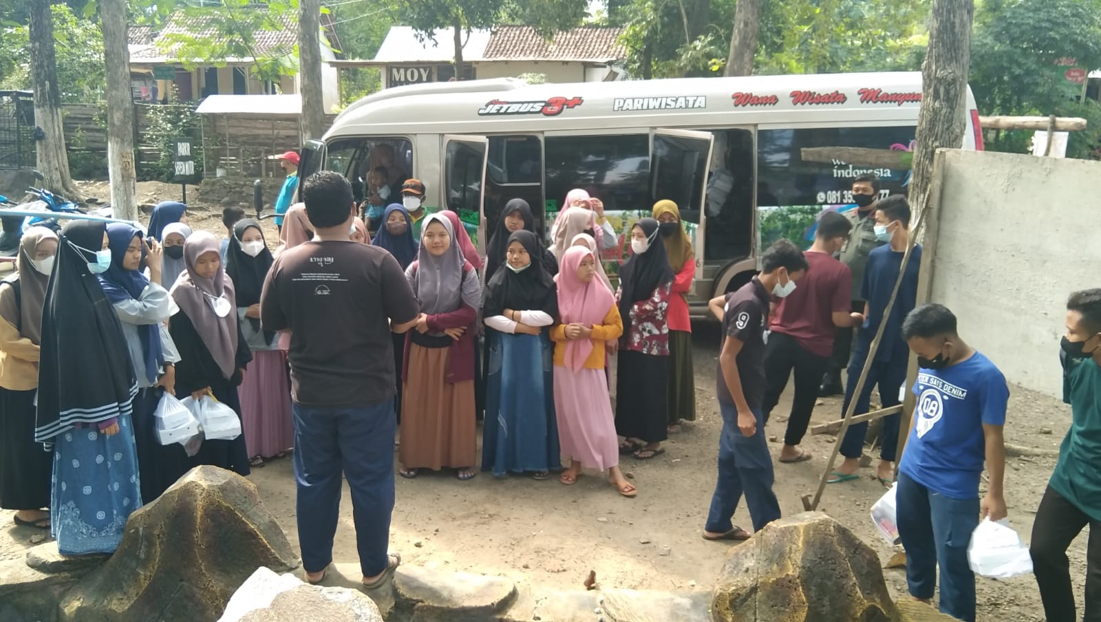 Perhutani KPH Nganjuk, Berikan Wisata Edukasi, Ajak berbagi Bersama Anak Yatim - Piatu